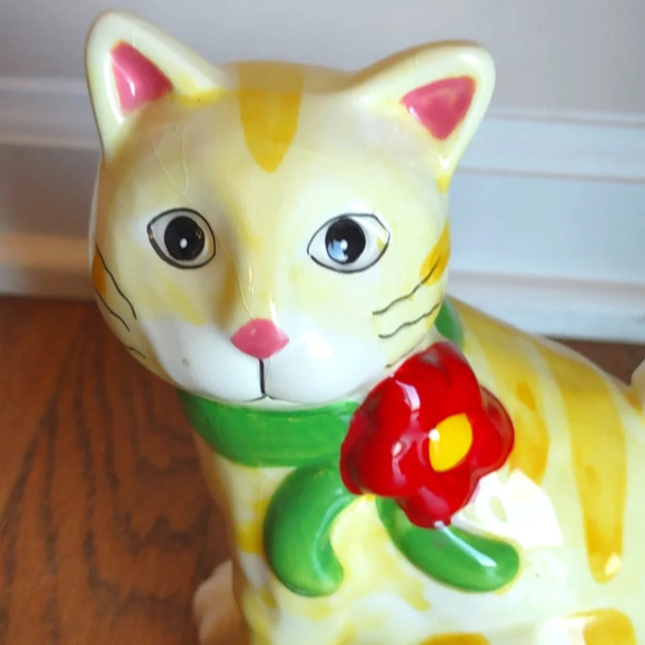 Yellow and White Sitting Cat Pitcher - Picture 4 of 6